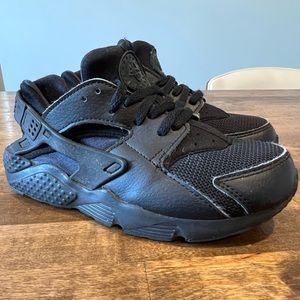 Black Haurache Sneakers - Boys Size 2